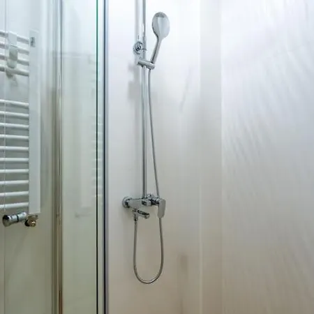 Modern And Calm 2bdrm In Centre