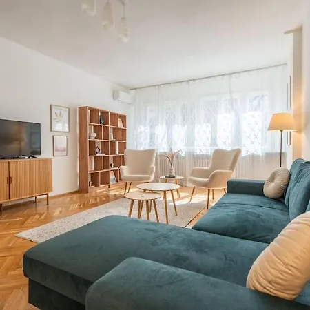Modern And Calm 2bdrm In Centre Apartment