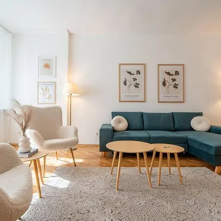Modern And Calm 2bdrm In Centre Apartment