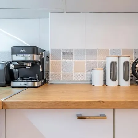 Modern And Calm 2bdrm In Centre *