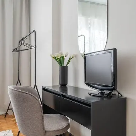 Modern And Calm 2bdrm In Centre Szófia