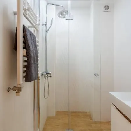 Modern And Calm 2bdrm In Centre