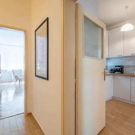 Modern And Calm 2bdrm In Centre Apartment