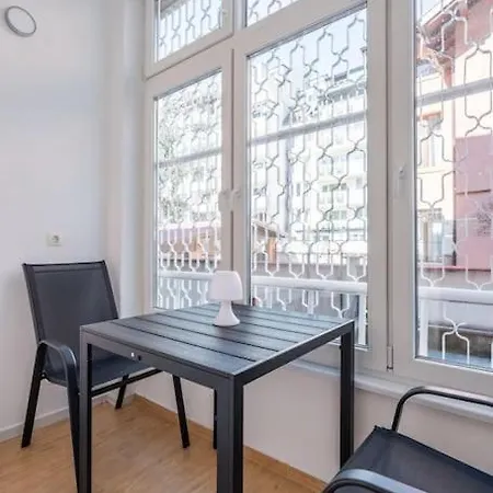 Modern And Calm 2bdrm In Centre