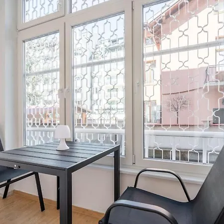 Modern And Calm 2bdrm In Centre Apartment