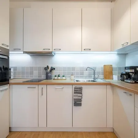 Modern And Calm 2bdrm In Centre Apartment *