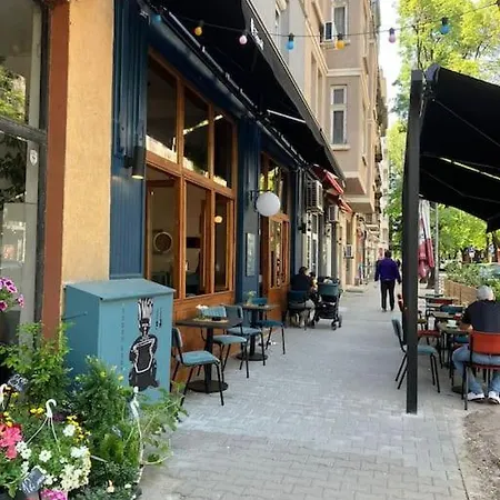 Modern And Calm 2bdrm In Centre