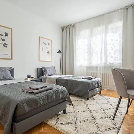 Modern And Calm 2bdrm In Centre Apartment *