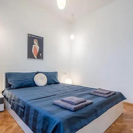 Modern And Calm 2bdrm In Centre