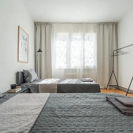 Modern And Calm 2bdrm In Centre Apartment