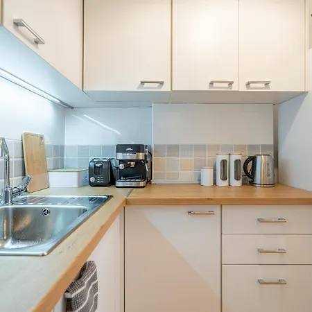 Modern And Calm 2bdrm In Centre Apartment