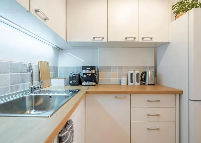 Modern And Calm 2bdrm In Centre *