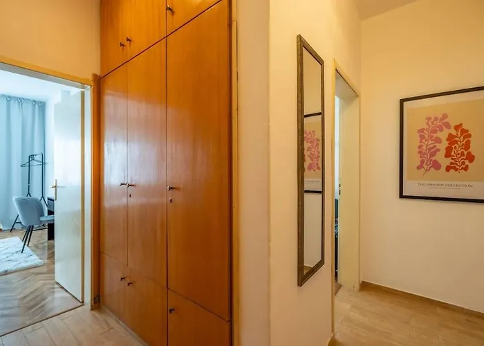 Modern And Calm 2bdrm In Centre