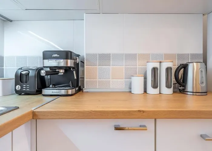 Modern And Calm 2bdrm In Centre *