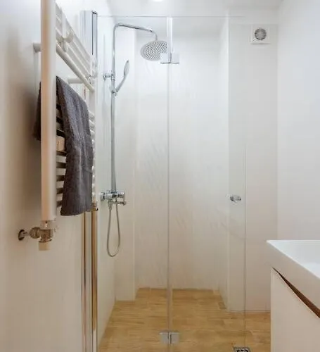 Modern And Calm 2bdrm In Centre