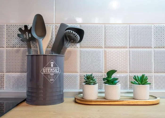 Modern And Calm 2bdrm In Centre *