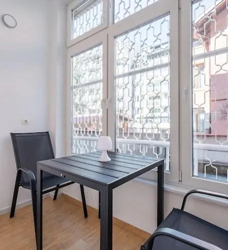 Modern And Calm 2bdrm In Centre