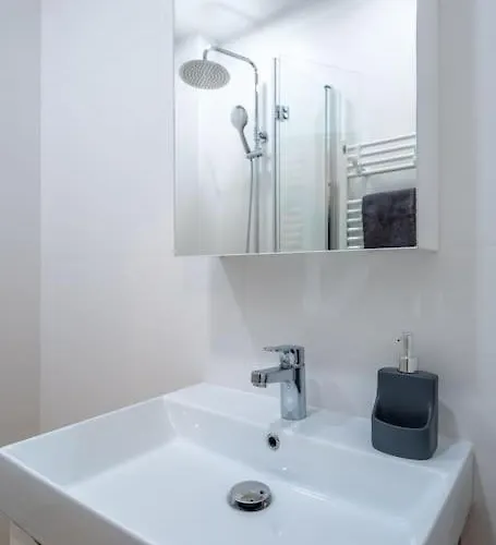 アパート Modern And Calm 2bdrm In Centre *