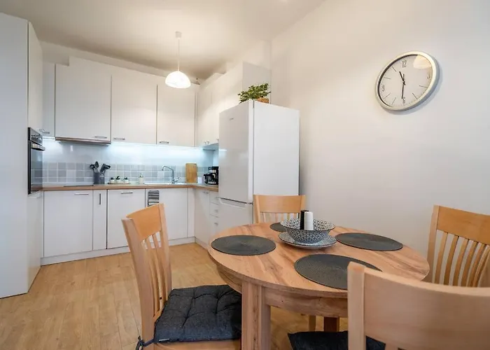 Modern And Calm 2bdrm In Centre *