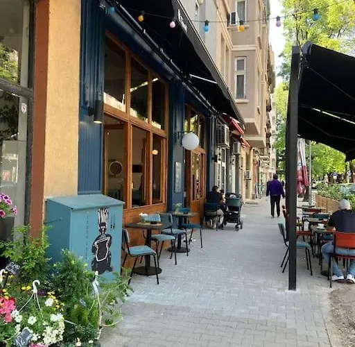 Modern And Calm 2bdrm In Centre