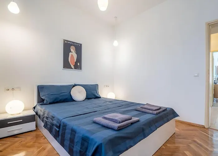 Modern And Calm 2bdrm In Centre