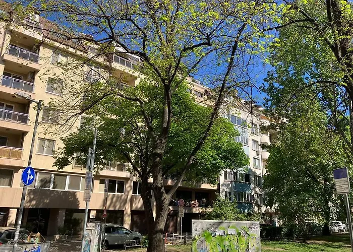 Modern And Calm 2bdrm In Centre